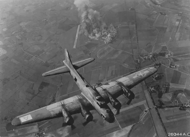 Photo d’origine : Un bombardier B-17 au-dessus de l'Europe
