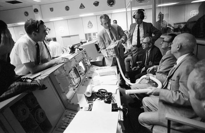 Photo d’origine : Le contrôle de mission d'Apollo 13 et le « mailbox »