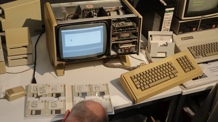 Photo d’origine : Un Apple Lisa en réparation