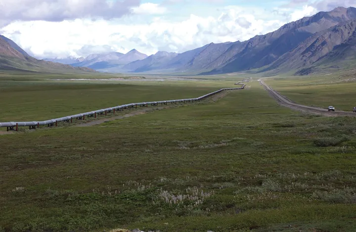 Photo d’origine : Un long pipeline traversant une vallée de montagne