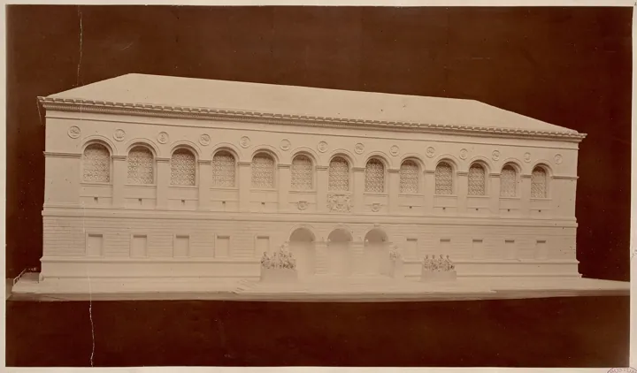 Photo d’origine : Maquette en plâtre d'une bibliothèque, photographiée avant la construction : le modèle précède l'édifice