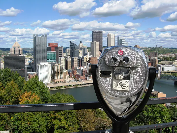 Photo d’origine : Une longue-vue à pièces face à la vue d'ensemble d'une ville : cadrer ce que l'on veut regarder