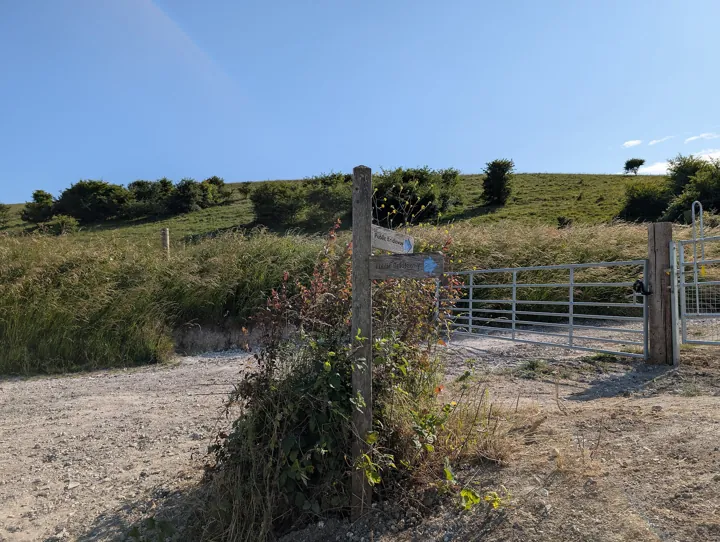 Photo d’origine : Un poteau de signalisation de sentier à l'entrée d'un chemin de colline