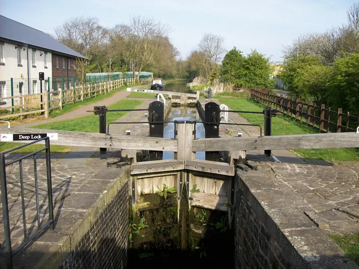 Photo d’origine : Écluse de canal vue de l'amont : l'eau passe par étapes, de bief en bief, sous le contrôle de portes.
