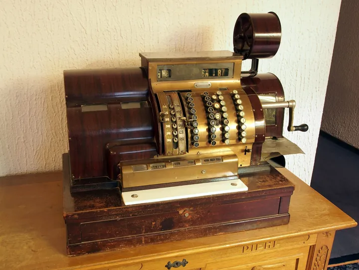 Photo d’origine : Ancienne caisse enregistreuse mécanique en laiton et acajou : compter ce que coûte et ce que rapporte