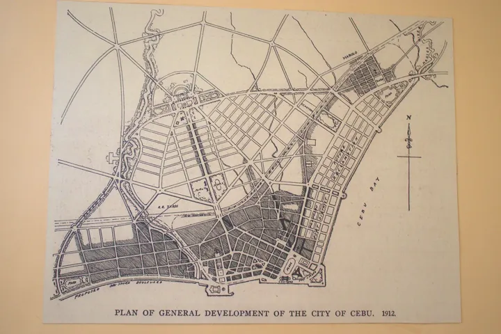 Photo d’origine : Plan d’aménagement d’une ville côtière tracé à l’encre, avec ses avenues et ses quartiers.