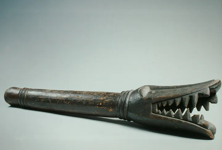 Photo d’origine : Mégaphone en bois sculpté d'origine congolaise, dont l'embouchure figure une gueule dentée.