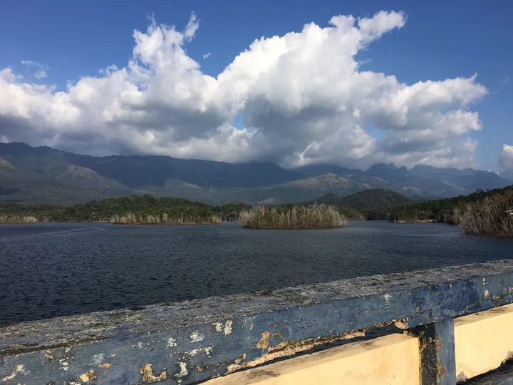 Photo d’origine : Retenue d’eau bordée de montagnes, vue depuis le parapet d’un barrage.