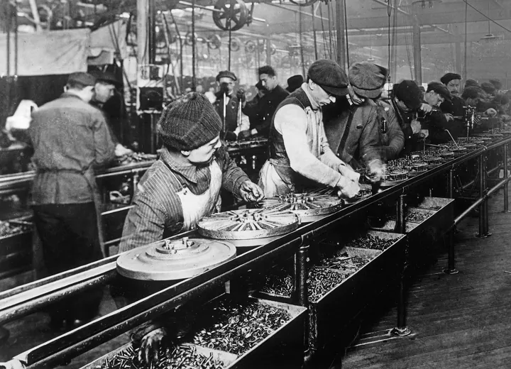 Photo d’origine : Ouvriers sur une chaîne de montage de roues dans une usine automobile