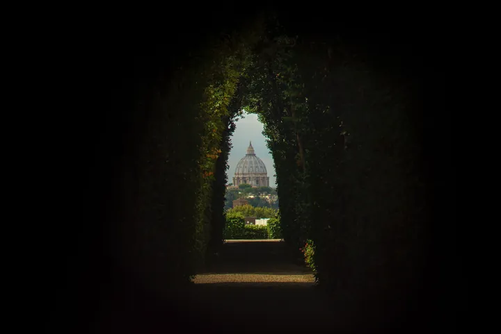 Photo d’origine : Vue à travers un trou de serrure : on n'aperçoit que ce que l'ouverture laisse voir, ici un dôme au loin.