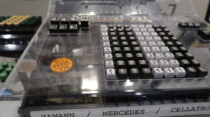 Photo d’origine : Touches numérotées d'une calculatrice mécanique de bureau, sous son capot transparent.