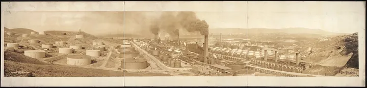 Photo d’origine : Une raffinerie de pétrole (photographie panoramique ancienne)