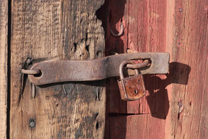 Photo d’origine : Vieux cadenas rouillé fermant le loquet d'une porte en bois