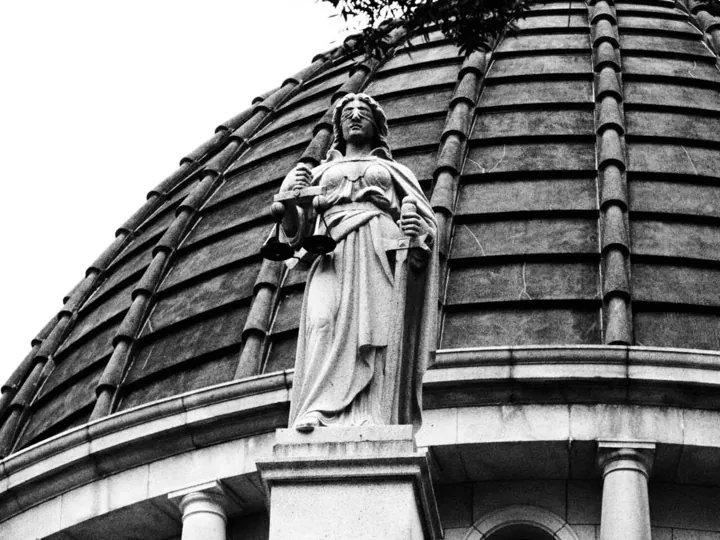 Photo d’origine : Statue de la Justice, les yeux bandés, tenant sa balance et son glaive au sommet d'un dôme.