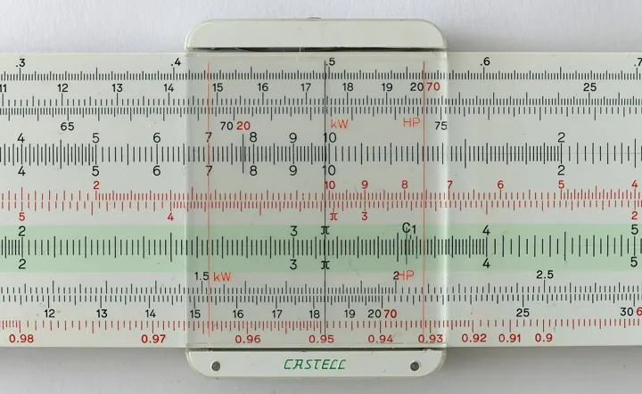 Photo d’origine : Règle à calcul avec son curseur transparent, gros plan sur les échelles graduées.