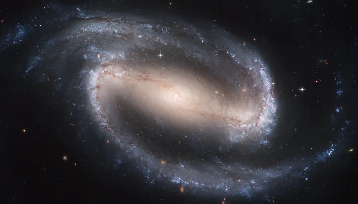 Photo d’origine : Une galaxie spirale barrée photographiée par le télescope spatial Hubble, ses bras enroulés autour d'un noyau lumineux.