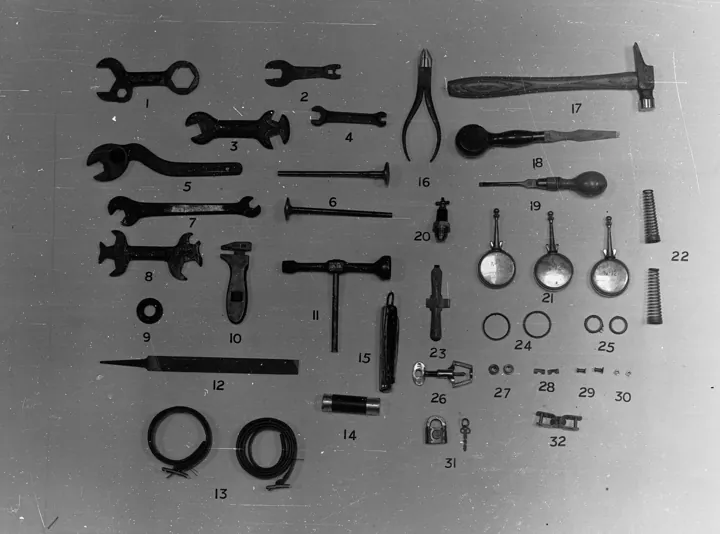 Photo d’origine : Une collection d'outils numérotés, disposés côte à côte pour comparaison