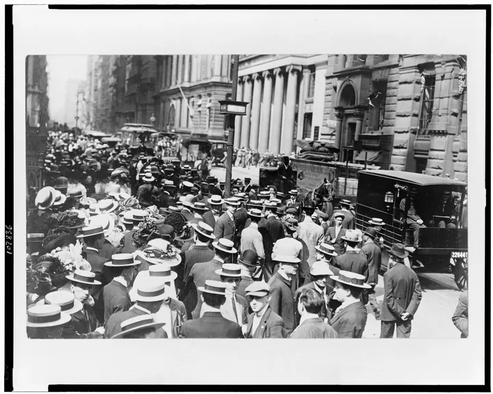 Photo d’origine : Foule dense de passants en canotiers et chapeaux, sur un trottoir de Wall Street