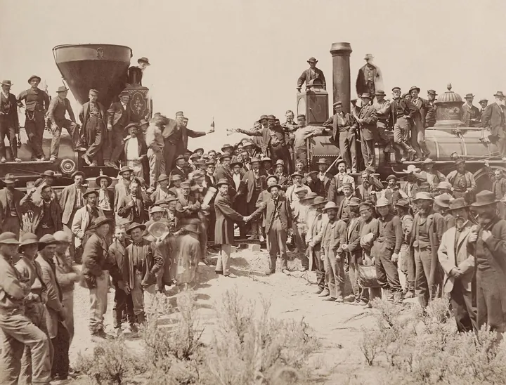 Photo d’origine : Une poignée de main historique, lors de la jonction du chemin de fer transcontinental