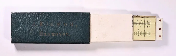 Photo d’origine : Une règle à calcul