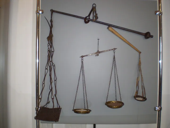 Photo d’origine : Une balance à plateaux