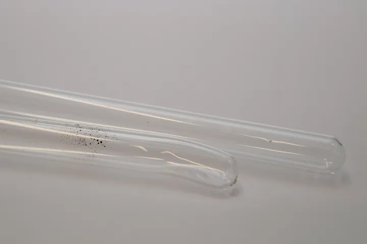 Photo d’origine : Des tubes à essai