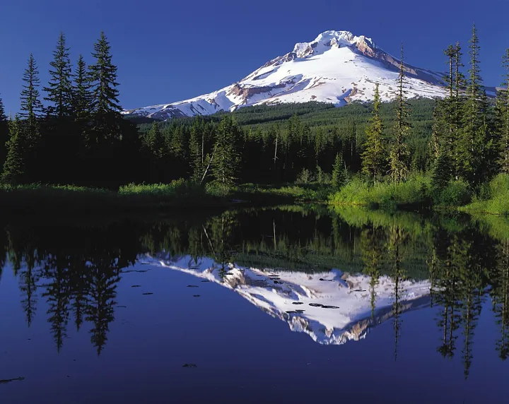 Photo d’origine : Un lac-miroir et une montagne