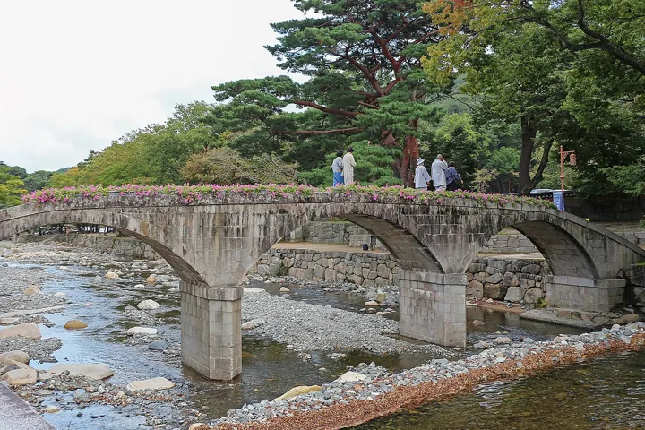 Photo d’origine : Un pont de pierre en arc