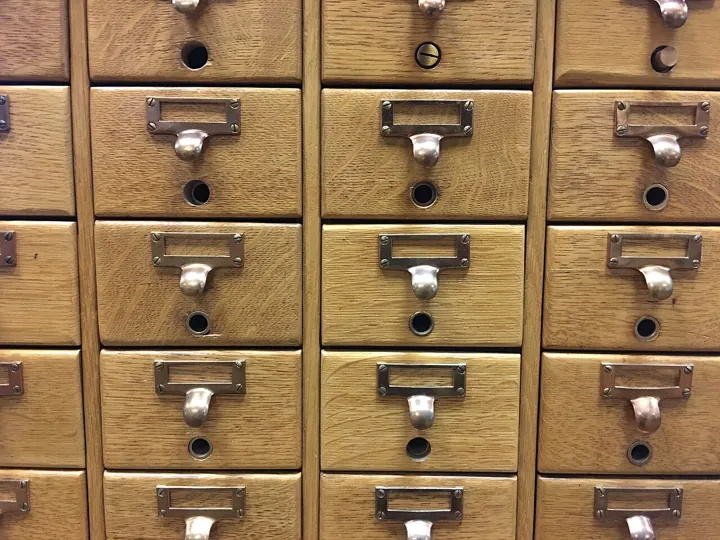 Photo d’origine : Un meuble à fiches de bibliothèque