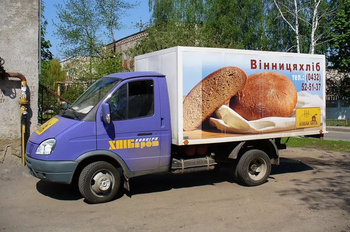 Photo d’origine : Un camion de livraison