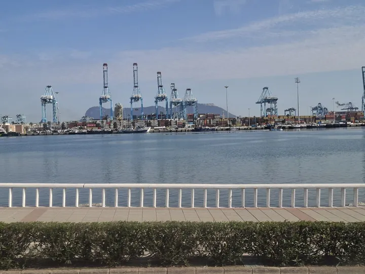 Photo d’origine : Des grues de port à conteneurs