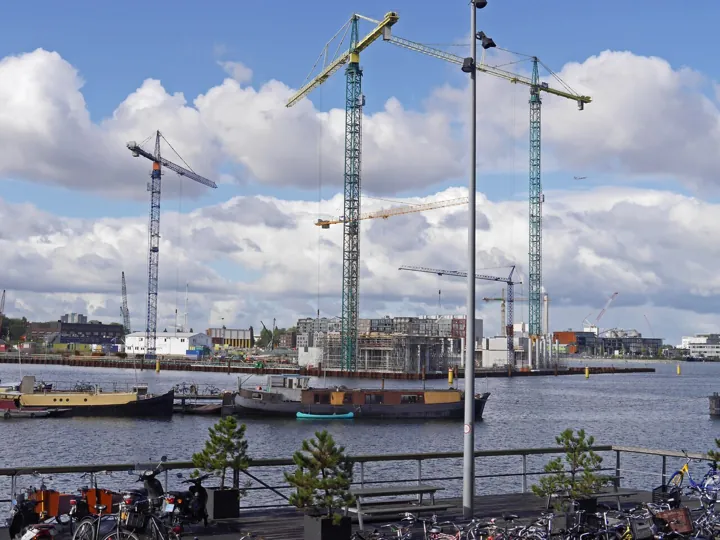Photo d’origine : Un chantier et ses grues
